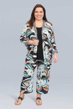 The model in this photo is wearing a crinkle kimono with matching co-ord trousers in plus sizes from Bakou London