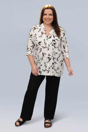 The model in this photo is wearing a pretty floral shirt by Danish plus size experts Ciso available from Bakou London