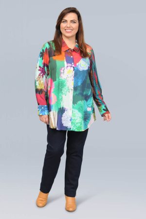 The model in this photo is wearing a stunningly light collared shirt in bright floral print in plus sizes at Bakou.