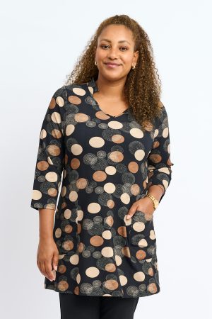 The model in this photo is wearing a stylish Pont Neuf Dorit tunic for curvy ladies at Bakou London