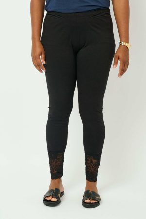 The model in this photo is wearing Pont Neuf Iris leggings with lacy hem for curvy girls at Bakou