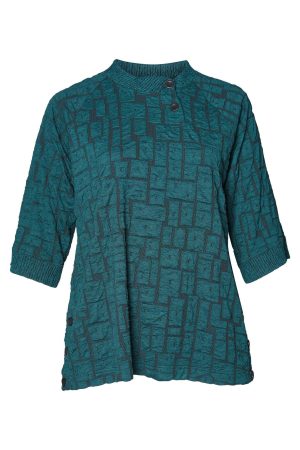 This is a photo of a Pont Neuf Iva tunic with button feature in plus sizes at Bakou