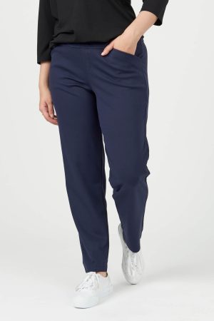 The model in this photo is wearing Pont Neuf Liv stretch jersey trousers with pockets from Bakou London for plus sizes