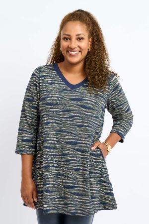 The model in this photo is wearing a funky Pont Neuf Melina tunic in plus sizes at Bakou