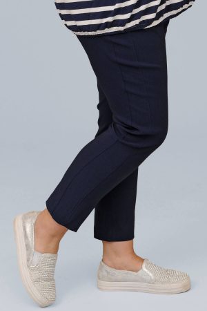 The model in this photo is wearing navy Via Appia joggers in plus sizes at Bakou