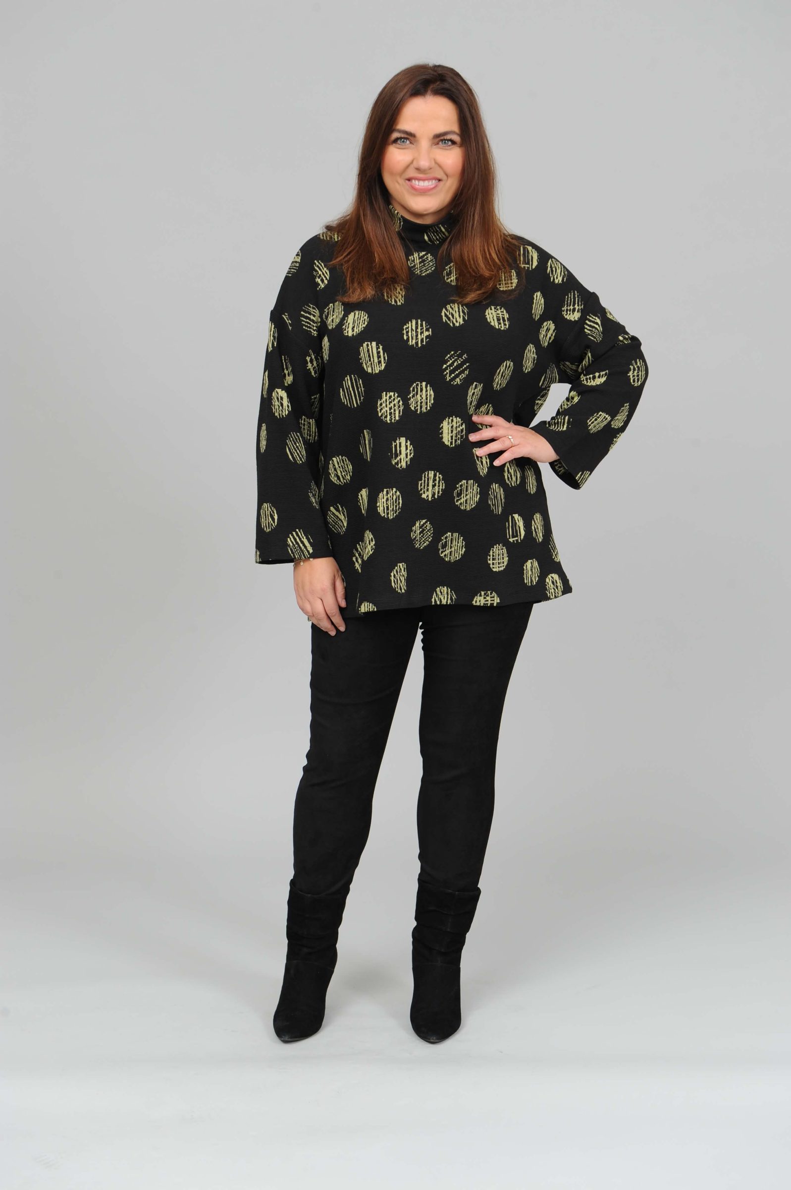 Yoek funnel neck rib top - black/lime circles