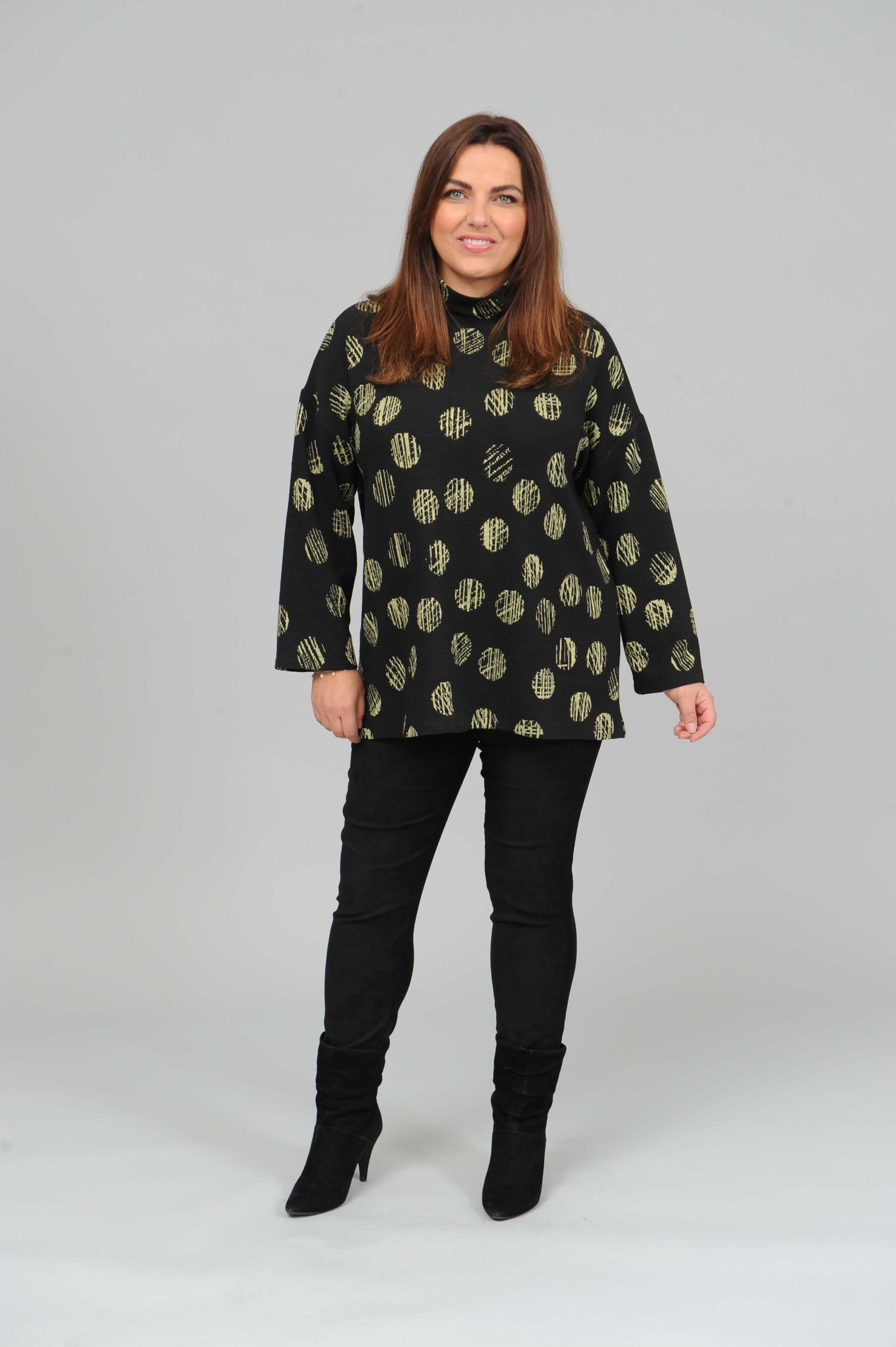 Yoek funnel neck rib top - black/lime circles